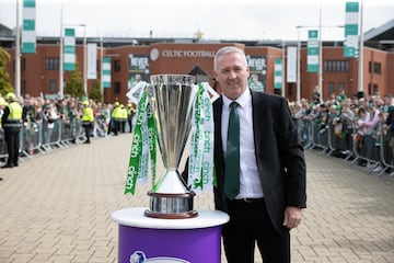 
Este escocés llegó desd eel Motherwell y en su primera y única temporada fue indiscutible en el centro del campo. Luego se volvió a su país para jugar en el Celtic durante ocho años. Tras retirarse ha tenido una grandísima carrera como entrenador dirigiendo a equipos como el Norwich, el Aston Villa, el Wolverhampton o el Stoke City. Su último trabajo fue en el Ipswich Town, del que se marchó en 2021.
