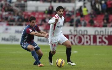 Banega con el balón. 