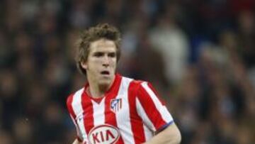 <b>EJEMPLO. </b>Camacho distribuyendo el balón en el partido del Santiago Bernabéu.