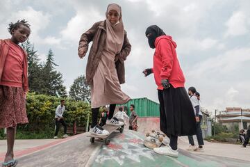 Las ni?as patinan en un parque de skate como parte de un entrenamiento semanal del grupo Ethiopian Girls Skate, en Addis Abeba, Etiop¨ªa. El Ethiopian Girls Skate es una iniciativa que promueve el skateboarding entre ni?as de diferentes or¨ªgenes sociales para para mejorar su salud mental y empoderarlas. El grupo fue fundado hace 2 a?os por los skaters Sosina Chala y Mickey Asfaw, y en ¨¦l participan alrededor de 35 chicas.