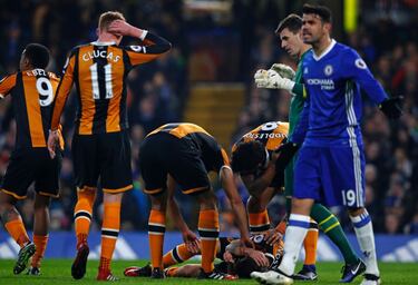 El joven centrocampista del Hull City se retira definitivamente de los terrenos de juego tras el cabezazo fortuito con Cahill ante el Chelsea en 2017 que le provoc una lesin de gravedad en el crneo.