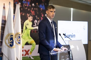 El joven portero ucraniano de 19 años ha sido presentado en el Santiago Bernabéu de la mano de Florentino Pérez y acompañado de su familia.