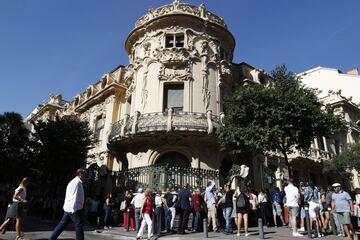 Miles de personas dan el último adiós al cantante y compositor alicantino en la sede de la Sociedad General de Autores Españoles (SGAE), Madrid.