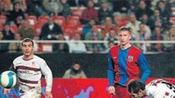 <b>DE CABEZA. '</b>Sasha' Kerzakhov consiguió así el gol del triunfo a los sevillistas tras recibir un maravilloso pase de Hinkel.