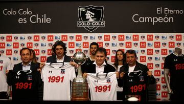 Santiago, 27 de mayo de 2016.
Jugadores historicos de Colo-Colo, Raul Ormeño, Jaime Pizarro, Luis Perez y Lizardo Garrido, presentan la nueva camiseta conmemorativa del campeon Colo Colo, a 25 años del triunfo en la Copa Libertadores. La indumentaria viene en sus versiones de color blanco (local) o negro (visita), de poliester y elastano, con tecnologia HeatGear de Under Armour, que mantiene a los deportistas secos, frescos y ligeros despues de hacer deporte. Promete ser un verdadero objeto de colección para la hinchada. 
Javier Torres/ Photosport.