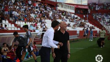 Julián Calero, entrenador del Burgos, con Rubén Albes, técnico del Albacete.
