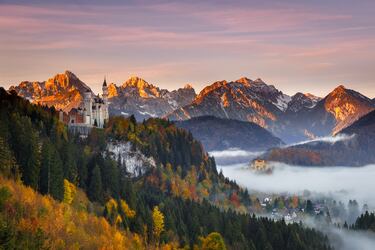 Es la época del famoso Oktoberfest (finales de septiembre/principios de octubre en Múnich). Además, el follaje de los Alpes y castillos como Neuschwanstein, enmarcados por los colores otoñales, son espectaculares.
