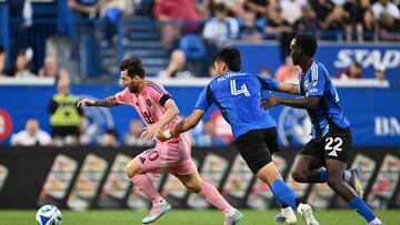 MONTREAL, QUEBEC - JULY 05: Lionel Messi #10 of Inter Miami CF controls the ball while being chased by Fernando �lvarez #4 and Victor Loturi #22 of CF Montr�al during the MLS match between CF Montreal and Inter Miami CF at Saputo Stadium on July 05, 2025 in Montreal, Quebec. Minas Panagiotakis/Getty Images/AFP (Photo by Minas Panagiotakis / GETTY IMAGES NORTH AMERICA / Getty Images via AFP)