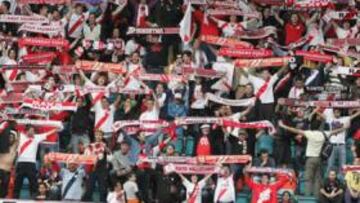 <b>LO HABITUAL. </b>Hinchas rayistas animando a su equipo en un partido.