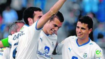 <b>ALEGRÍA. </b>El gol de Ricardo le dio los puntos al Tenerife frente al Elche. En la foto, Cristo, Iriome y Ángel le felicitan.
