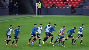 Los leones, en el calentamiento de San Mamés de esta noche.