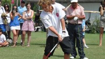 <b>GOLPEO. </b>Forlán, en el momento del golpeo en el torneo benéfico en el que participó.