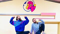 De izquierda a derecha y de arriba a abajo: Eduardo Arocha, Miguel Espada y Antonio Mojoner 'Shifer' colgados de uno de los módulos de La Nave Parkour Academy de Madrid, con el logo del gimnasio detrás suyo. Los tres practican parkour a su manera, con su estilo. Se asociaron el año pasado y este 2020 el proyecto ha abierto sus puertas. 