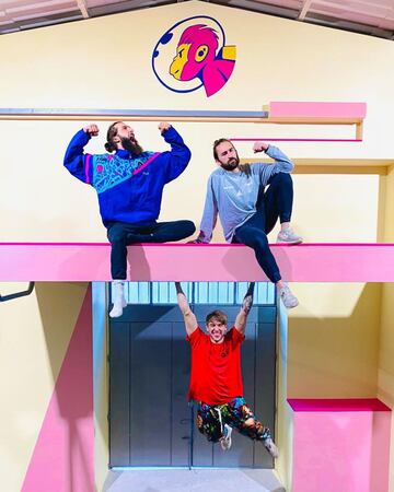 De izquierda a derecha y de arriba a abajo: Eduardo Arocha, Miguel Espada y Antonio Mojoner 'Shifer' colgados de uno de los módulos de La Nave Parkour Academy de Madrid, con el logo del gimnasio detrás suyo. Los tres practican parkour a su manera, con su estilo. Se asociaron el año pasado y este 2020 el proyecto ha abierto sus puertas.