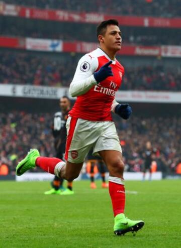 LONDON, ENGLAND - FEBRUARY 11:  Alexis Sanchez of Arsenal celebrates scoring his side's second goal from the penalty spot during the Premier League match between Arsenal and Hull City at Emirates Stadium on February 11, 2017 in London, England.  (Photo by Clive Rose/Getty Images)