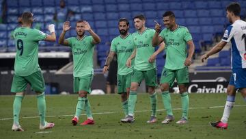Benzema, Hazard, Isco, Valverde y Casemiro celebran el gol del brasile&ntilde;o que dio la victoria al Real Madrid contra el Espanyol.