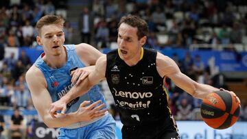 El base alemán del Breogán Justus Hollatz (i) defiende a Marcelinho Huertas (d), base brasileño del Tenerife, durante el encuentro de la novena jornada de la Liga Endesa entre el Río Breogán y el Lenovo Tenerife, este sábado en el Pazo Provincial dos Deportes de Lugo.