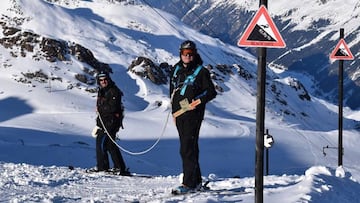 Dos esquiadores estrenando la pista de esqu&iacute; Black Ibex, en el glaciar de Kaunertal (Austria), la m&aacute;s empinada de Europa. 