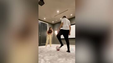 Reguilón intenta enseñar a Marta a jugar al fútbol y lo que ocurre al final es oro puro en TikTok