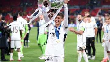 London (United Kingdom), 01/06/2024.- Arda Guler of Real Madrid celebrates with the trophy after winning the UEFA Champions League final match of Borussia Dortmund against Real Madrid, in London, Britain, 01 June 2024. Real Madrid wins their 15th UEFA Champions League. (Liga de Campeones, Rusia, Reino Unido, Londres) EFE/EPA/ADAM VAUGHAN