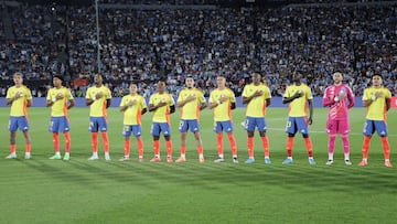 AMDEP9955. MONTEVIDEO (URUGUAY), 15/11/2024.- Jugadores de Colombia asisten este viernes a un partido de las eliminatorias sudamericanas al Mundial de Fútbol 2026, entre Uruguay y Colombia en el estadio Centenario, en Montevideo (Uruguay). EFE/ Gastón Britos