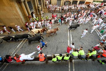 Imágenes del séptimo encierro de los Sanfermines 2022. La ganadería encargada de los toros de este séptimo encierro será la de Victoriano del Río, una de las más importantes del panorama taurino nacional.