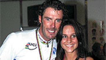 <B>CIPOLLINI NO PIERDE BAZA</b>. Mario Cipollini no desperdicia la menor ocasión para dar espectáculo. El domingo, nada más ganar el Mundial, se fotografió con Miss Bélgica.
