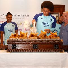 ¿De dónde viene la tradicional cena del cochinillo en el Atlético y en qué restaurante es?