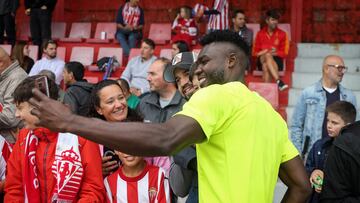 05-09-24. JORDY CAICEDO POSA JUNTO A UNOS AFICIONADOS TRAS EL ENTRENAMIENTO DEL SPORTING EN MAREO.