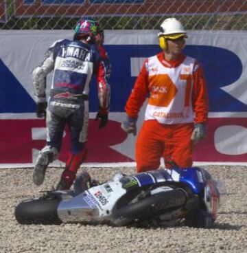 El piloto español de MotoGP Jorge Lorenzo (Yamaha) sufre una caída durante la tercera sesión de entrenamientos libres del Gran Premio de Cataluña, previos a la clasificación.