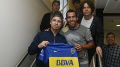 Famosos que han posado con la camiseta de Boca o River