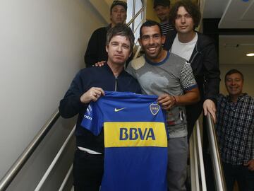 Famosos que han posado con la camiseta de Boca o River