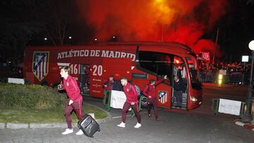 400 aficionados reciben al Atleti en el hotel de concentración