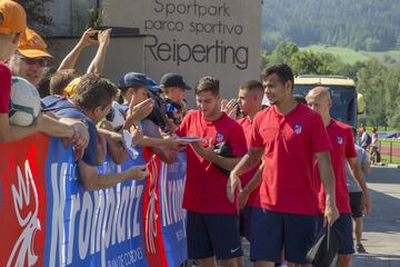 Los jugadores llegando al entrenamiento se pararon con los aficionados que acudieron a verles.