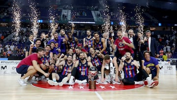 Los jugadores del Barcelona celebran la Liga número 20 del club en el centro de la cancha del WiZink Center.