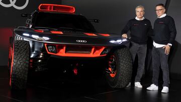 Carlos Sainz y Lucas Cruz posan con su Audi RS Q e-tron del Dakar.