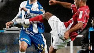 <b>TAMUDO LO INTENTÓ. </b>No tuvo fortuna esta vez el capitán perico, quien en esta acción lucha por llevarse el balón entre dos oponentes.