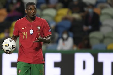 Nacido en Luanda, Angola. Se mudó, junto a su familia, a Portugal siendo adolescente. Desde muy temprano empezó a destacar jugando al fútbol y ya con 15 años debutó con la sub-17 de Portugal.