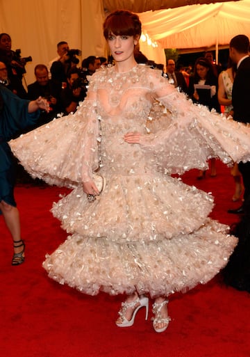 La británica llegó a la alfombra con un diseño de Alexander McQueen en una gala con el tema 'Schiaparelli y Prada: conversaciones imposibles'.