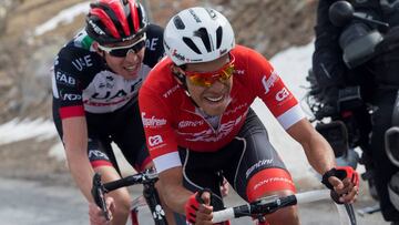 GRAF9248.VIELHA (LLEIDA), 23/03/2018.- El ciclista colombiano del Trek-Segafredo, Jarlinson Pantano (d), seguido del noruego del UAE Team Emirates, Vegard Stake Laengen (i) , durante la quinta etapa de la Volta Ciclista a Catalu&ntilde;a de 212,9 km entre Llivia y Vielha (Lleida). Jarlinson Pantano se impuso en la etapa. EFE/Quique Garc&iacute;a