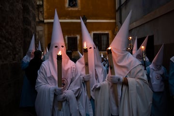 Nazarenos con velas durante la procesión del Silencio en el Miércoles Santo en Cuenca, a 5 de abril de 2023, en Cuenca, Castilla-La Mancha (España). Las Venerables Hermandades de Nuestro Padre Jesús Orando en el Huerto y del Prendimiento salen de la Iglesia Parroquial de San Esteban para representar los episodios de la Pasión del Redentor. En la parroquia de El Salvador se incorpora al cortejo la Venerable Hermandad de Nuestra Señora de la Amargura con San Juan Apóstol. Desde la Iglesia de San Pedro, se incorporan tres cofradías más, las hermandades de San Pedro Apóstol, la Negación de San Pedro y Santísisimo Ecce Homo. Por último, se une para encabezar el descenso, la Venerable Hermandad de la Santa Cena. Todas las cofradías que desfilan durante el día de hoy tienen el capuz blanco excepto la de San Pedro que cambia a encarnado.