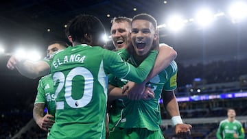 Soccer Football - Premier League - Everton v Newcastle United - Hill Dickinson Stadium, Liverpool, Britain - November 29, 2025 Newcastle United's Malick Thiaw celebrates scoring their fourth goal with Dan Burn and Anthony Elanga REUTERS/Peter Powell EDITORIAL USE ONLY. NO USE WITH UNAUTHORIZED AUDIO, VIDEO, DATA, FIXTURE LISTS, CLUB/LEAGUE LOGOS OR 'LIVE' SERVICES. ONLINE IN-MATCH USE LIMITED TO 120 IMAGES, NO VIDEO EMULATION. NO USE IN BETTING, GAMES OR SINGLE CLUB/LEAGUE/PLAYER PUBLICATIONS. PLEASE CONTACT YOUR ACCOUNT REPRESENTATIVE FOR FURTHER DETAILS.. TPX IMAGES OF THE DAY
