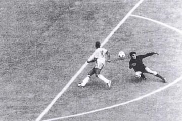 Mundial de Mexico, 17 de junio de 1970. Semifinales. Brasil-Uruguay. Pelé y el 'no gol', una de sus jugadas más icónicas. El brasileño finta por la izquierda y deja correr el balón por la derecha del guardameta Ladislao Mazurkiewicz para reencontrarse con el esférico y chutar raso al palo izquierdo de la porterí­a. El balón se fue fuera por muy poco.