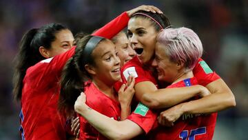 Las jugadoras de Estados celebran el 12º de Estados Unidos.