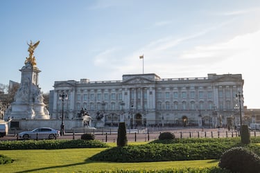 La primera pandemia mundial, que cerró fronteras en todo el mundo, también llegó al Palacio de Buckingham. Isabel II se contagió en febrero de 2022.