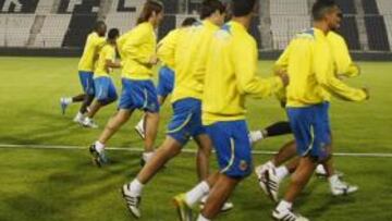 <b>TOMA DE CONTACTO. </b>Los futbolistas del Villarreal se ejercitaron ayer por la tarde en 'La Tumba' en una sesión en la que Garrido no dio pistas sobre el once que presentará hoy.