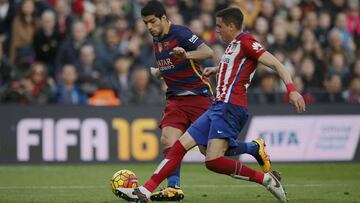 Luis Su&aacute;rez y Gim&eacute;nez en una jugada del Barcelona - Atl&eacute;tico la temporada pasada.