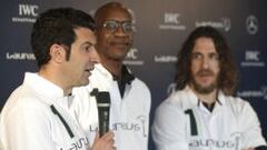 Luis Figo, con Carles Puyol y Edwin Moses (c), en su presentación como miembro de la Academia Laureus.