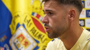 LAS PALMAS DE GRAN CANARIA, 12/08/2025.- La UD Las Palmas ha presentado este martes a su último fichaje, el portero andaluz José Antonio Caro (Churripi). EFE/Ángel Medina G.