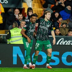 Aprobados y suspensos del Elche: Diang pasa de héroe a villano